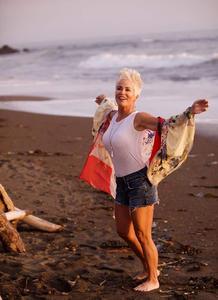 Mẹo chọn quần áo đi biển cho tuổi trung niên khắc phục mọi khuyết điểm