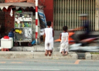 Bức xúc khi thấy 2 bé trai bị bắt quỳ gối trên đại lộ - Là Mẹ hay là dì ghẻ ???