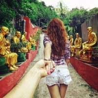 Bộ ảnh cô gái dắt tay người yêu du lịch thế giới gây sốt