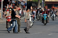 Người nước ngoài dạy cách qua đường tại Hà Nội