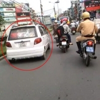 [Cực Hot] Cảnh sát đuổi bắt ôtô điên như phim hành động Hà Nội