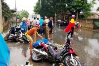 Tai nạn nghiêm trọng, CSGT đưa nạn nhân đi cấp cứu