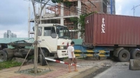 Dừng đèn đỏ, bị container đâm sau lưng ở Sài Gòn