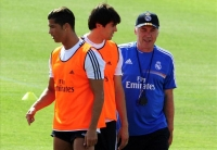 HLV Ancelotti chê Kaka quá chậm