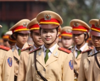 Nữ cảnh sát giao thông VN đọ sắc cùng TQ và Triều Tiên