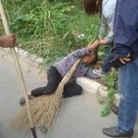 Thiếu nữ 16 tuổi giật tóc đạp bà nội giữa đường