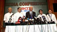 "MH370 đã không hề bay vào biển Đông" Thủ tướng Malaysia trong buổi họp báo ngày 13/03 tại Kuala Lumpur.