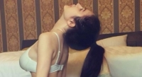 Angela Phương Trinh mặc áo ngực tập yoga