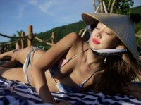 Nữ diễn viên Hàn đội nón lá, mặc bikini khêu gợi