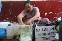 Xếp hàng mua đồ ăn giá 15.000 đồng ở hẻm nhỏ Sài Gòn