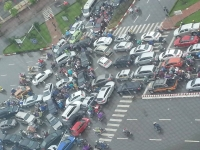 Choáng với ngã tư kệt cứng toàn ô tô ở Hà Nội. Thế này mà bảo dân mình nghèo?