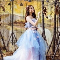 Lily Luta hóa công chúa gợi cảm với váy cưới xanh ngọc