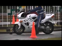 Cảnh sát Nhật Bản thi moto qua đỉnh