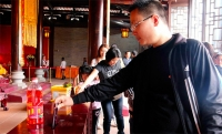 Trung Quốc : Lên chùa đầu năm, công đức cả... iPhone 6. :))))