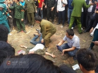 Chơi đánh đu ở hội Lim, nam thanh niên bị ngã văng xuống đất ngất xỉu.Á đù :))