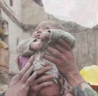 Động đất Nepal: Bé 4 tháng tuổi sống sót kỳ diệu sau 22 giờ giữa đống đổ nát