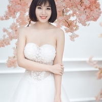 Hot girl Linh Miu hóa cô dâu show vếu gợi cảm 'chết người'