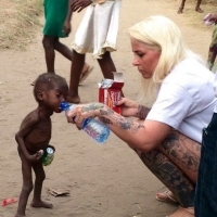 Xúc động hình ảnh em bé Nigeria bị bỏ rơi được cho nước uống