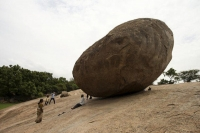Tảng đá "cứng đầu" 250 tấn không lăn xuống dốc thách thức các định luật vật lí