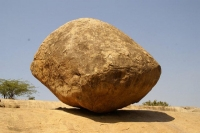 Bí ẩn không ai giải thích được quanh viên đá 250 tấn chống lại mọi quy tắc vật lý