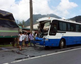 Tài xế dùng xe tải cứu ôtô khách mất thắng khi đổ đèo Bảo Lộc