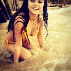 Diện bikini, Selena Gomez cũng sexy chẳng kém ai!