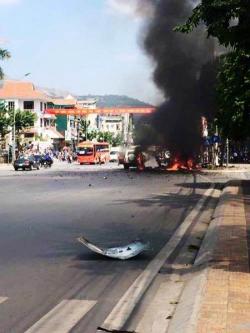 Hiện trường xe taxi nổ tung trên đường ở Quảng Ninh