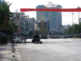 Hiện trường xe taxi nổ tung trên đường ở Quảng Ninh