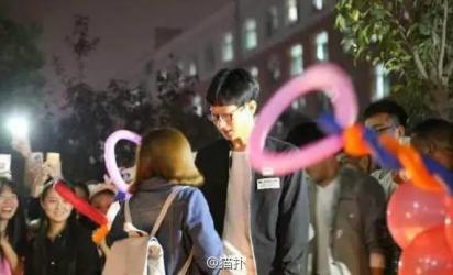 China - Cảnh giới mới của GATO : Nam sinh hắt nước dập tắt trái tim nến của đôi nam nữ đang tỏ tình