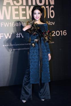 Hoa hậu Mỹ Linh quàng khăn lông gà lên thảm đỏ