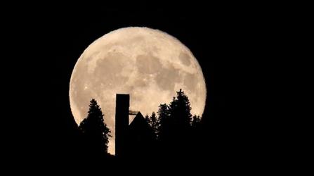 Siêu trăng lớn nhất 7 thập kỷ xuất hiện vào ngày mai