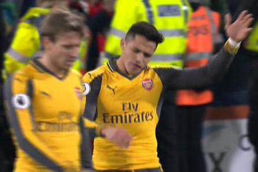 "Ao làng" Arsenal và cơn giận của Sanchez
