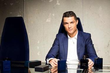 Ronaldo khoe 6 múi, ra mắt quần lót CR7 mới