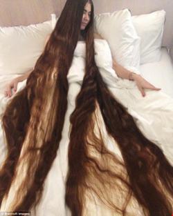 Cô gái có mái tóc dài hơn 2m