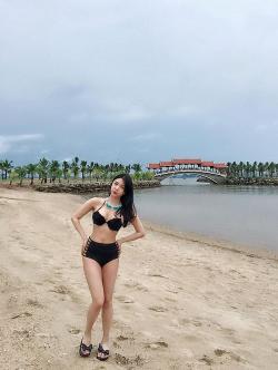 Thanh Bi lại tung ảnh bikini sexy 'đốt mắt'