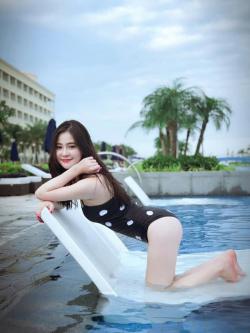 Hot girl Đà Nẵng và "cô em út họ Hồ" đẹp xuất sắc với bikini