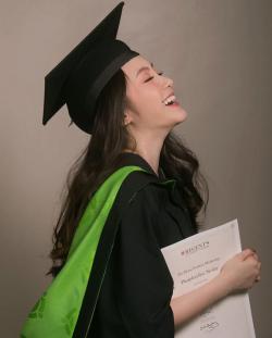 Hot girl gốc Việt tài năng đẹp rạng ngời trong lễ tốt nghiệp tại Anh