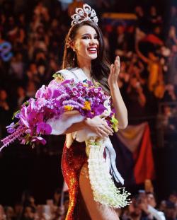 Nhan sắc rực rỡ cùng body nóng bỏng của Tân Miss Universe 2018