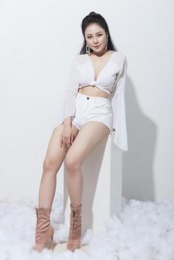 Nhan sắc nóng bỏng của hai hot girl tham gia Táo quân 2019