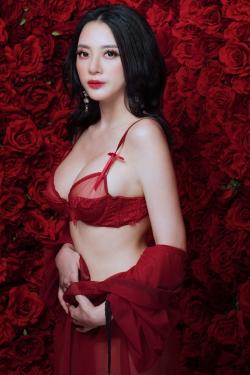 Cô bạn thân khoe thềm ngực sexy gây chú ý hơn Nhã Phương là ai?