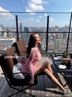 Nhìn ảnh thật của hot girl Barbie, fan nói 'không phải một người'