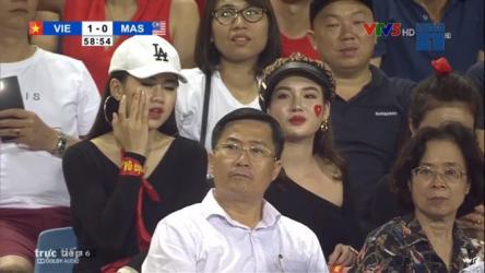 Cô gái nổi bật trên khán đài trận Việt Nam - Malaysia là ai?