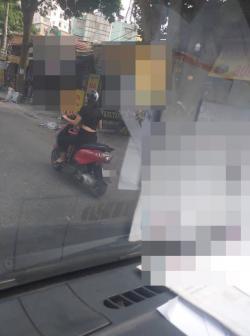 Vừa phóng xe máy vừa cho con bú, mẹ trẻ ở Hà Nội làm người đi đường nóng mắt