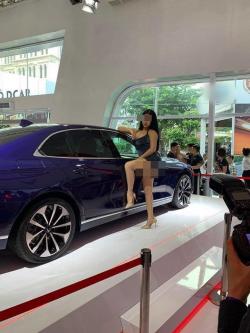 Trước khi cố tình lộ hàng ở Vietnam Motor Show 2019, Võ Huỳnh Ngọc Phụng chuyên ăn mặc kiểu 'con nhà nghèo'