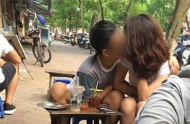 Đôi trai gái thản nhiên ôm hôn ngấu nghiến giữa chốn đông khiến người xung quanh ngơ ngác