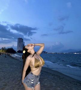 Sở hữu dáng đồng hồ cát tuyệt đẹp, 'nữ sinh Đồng Nai' mê mặc quần ngắn đi biển