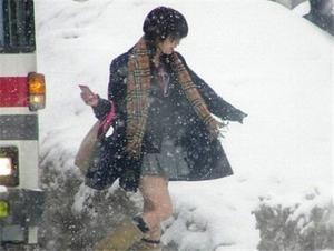 Tranh cãi việc nữ học sinh Nhật Bản vẫn phải mặc váy 'siêu ngắn' không áo khoác giữa trời đông khắc nghiệt