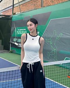 'Nữ thần thanh xuân' Jun Vũ khoe dáng kín đáo trên sân pickleball