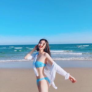 Cao Thái Hà khoe vòng 1 nóng bỏng với bikini sau ồn ào hút thuốc lá