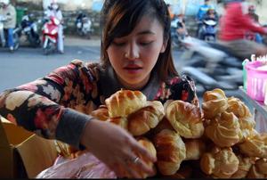 Cô gái bán bánh mì khoe thân hình nóng bỏng làm MXH chao đảo, người tò mò, kẻ chê phản cảm